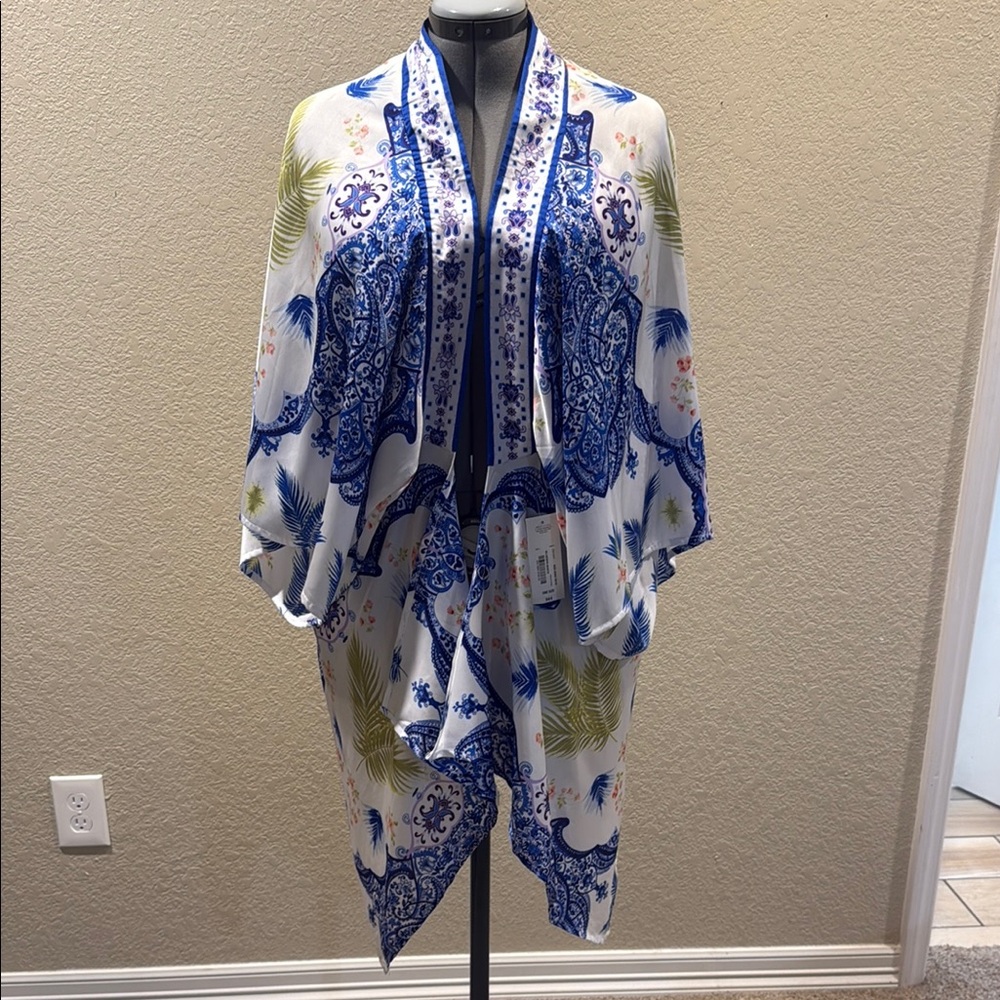 BOLD elements Blue and White Paisley Kimono